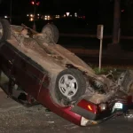 Trafik ışığı direğine çarpan otomobil takla attı