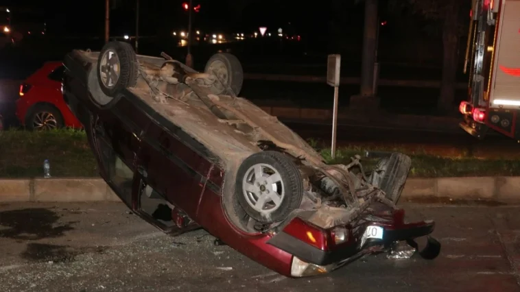Trafik ışığı direğine çarpan otomobil takla attı