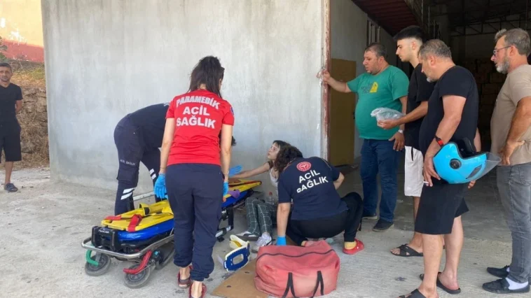 Traktörle çarpışan motosikletin sürücüsü ölümden döndü