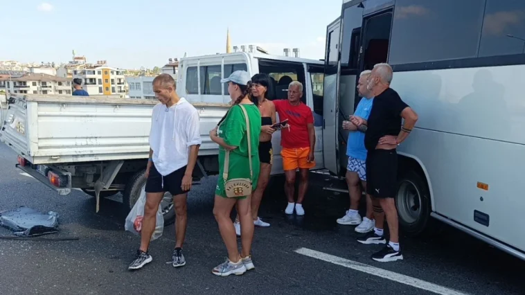 Yola düşen malzeme zincirleme kazaya neden oldu