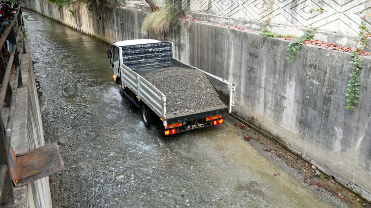 Alanyada dere temizleme çalışması