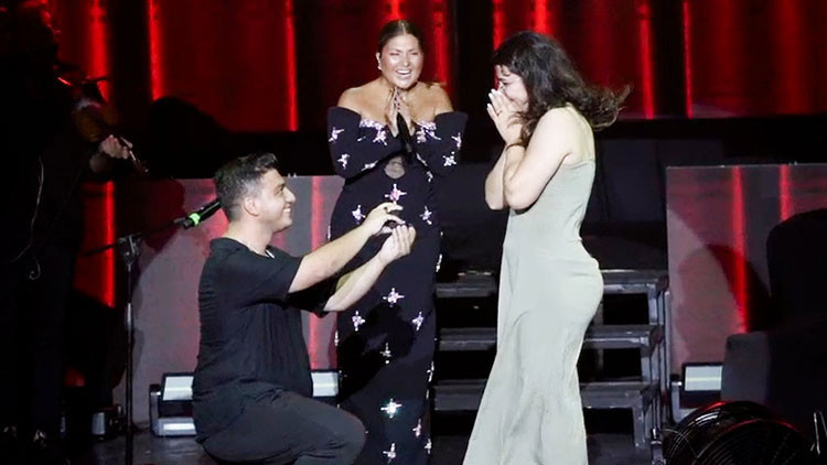 Sahnede sürpriz evlilik teklifi