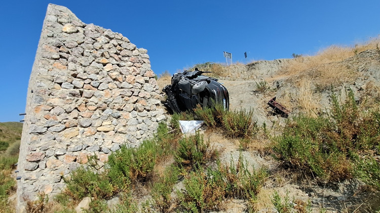 Manavgatta otomobil şarampole devrildi; 1 ölü, 1 yaralı