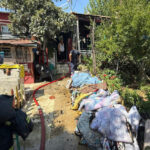 Çöp yakıldığını sandı, evinin yandığını görünce panikle itfaiyeyi aradı