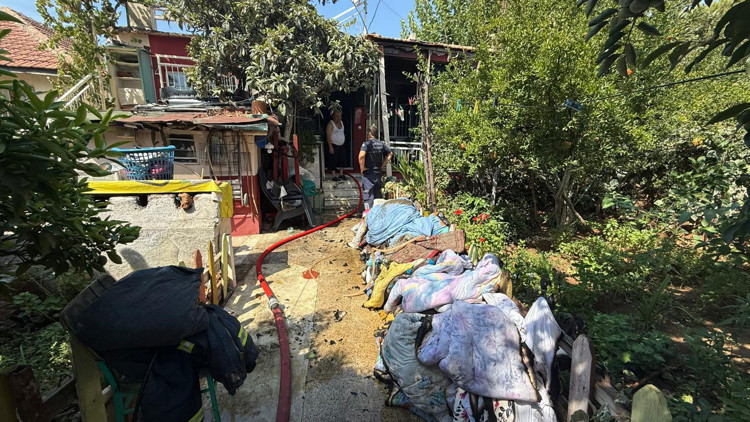 Çöp yakıldığını sandı, evinin yandığını görünce panikle itfaiyeyi aradı