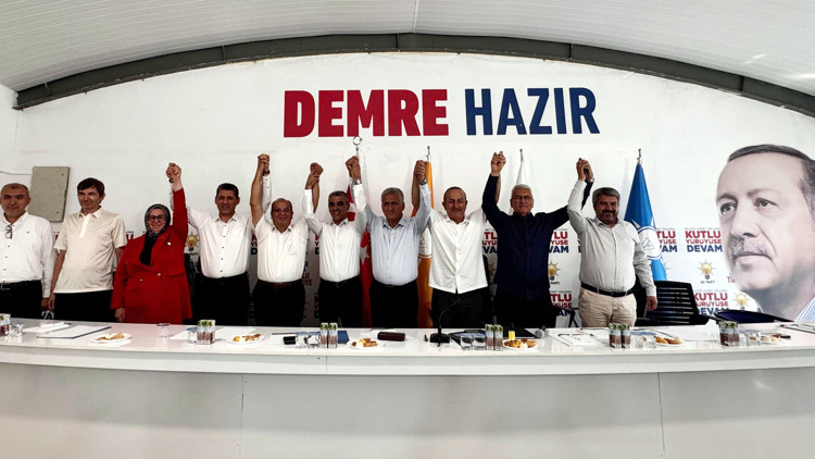 Demre’de iki isim AK Parti’ye katıldı