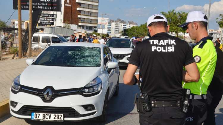 Otomobilin çarptığı baba- oğul yaralandı