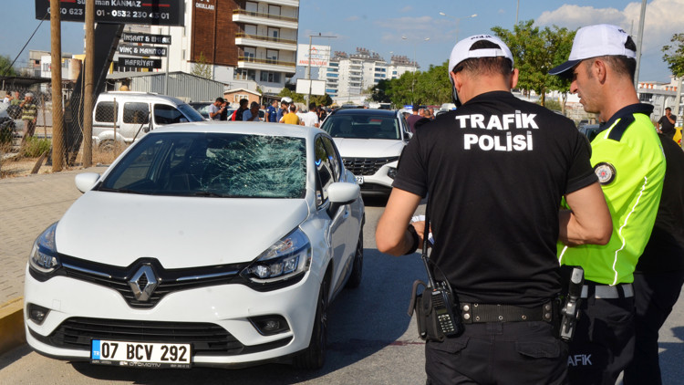 Baba ve oğlunun yaralandığı kaza kamerada