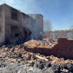 Antalyada çalılık alanda çıkan yangın evlere sıçradı