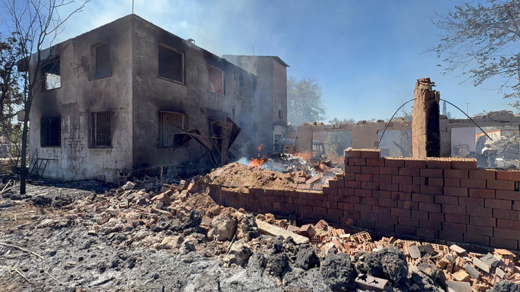 Antalyada çalılık alanda çıkan yangın evlere sıçradı