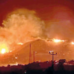 Antalya ve Muğla’da alevler evlere dayandı