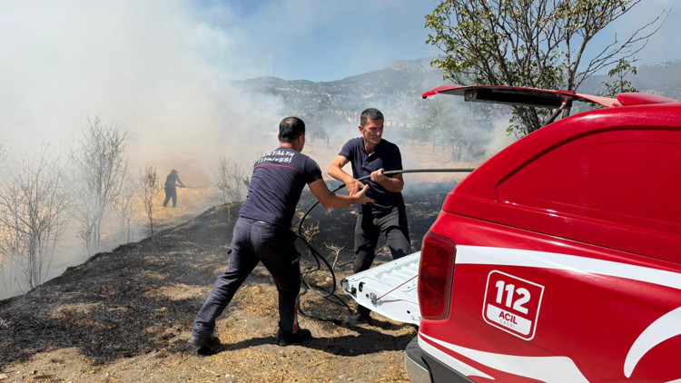 Aksekide otluk alanda yangın çıktı