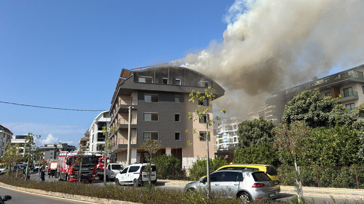 Çatı katındaki yangın büyümeden söndürüldü