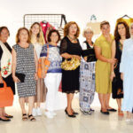 Ürettikleri kıyafetleri, üzerlerinde tanıttılar