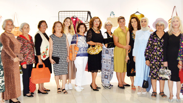 Ürettikleri kıyafetleri, üzerlerinde tanıttılar