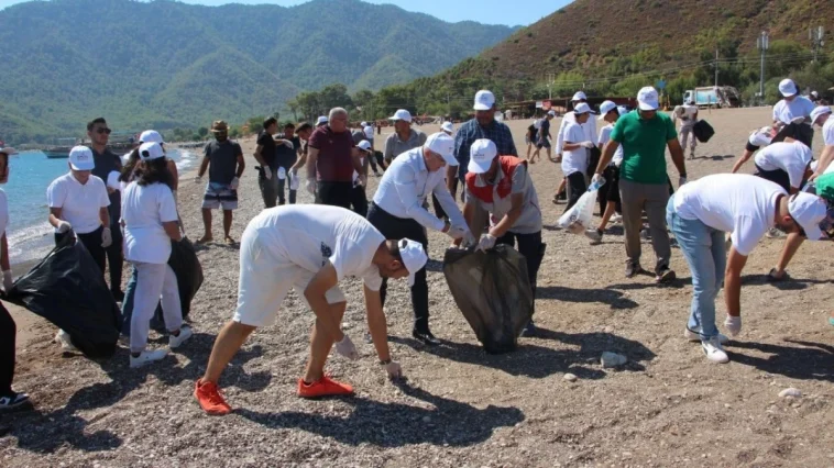 Adrasan’da vatandaşlar ve öğrencilerden anlamlı temizlik etkinliği