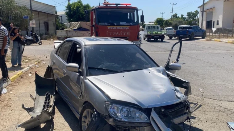 Aksu’da otomobil trafoya ve durağa çarptı: 1 yaralı