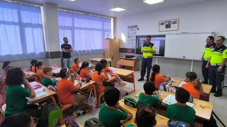 Alanya’da miniklere jandarmadan trafik eğitimi