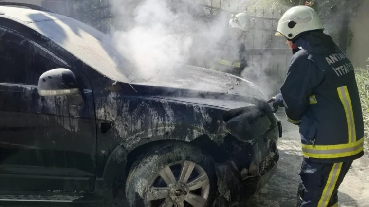 Alanya'da park halindeki araç yandı