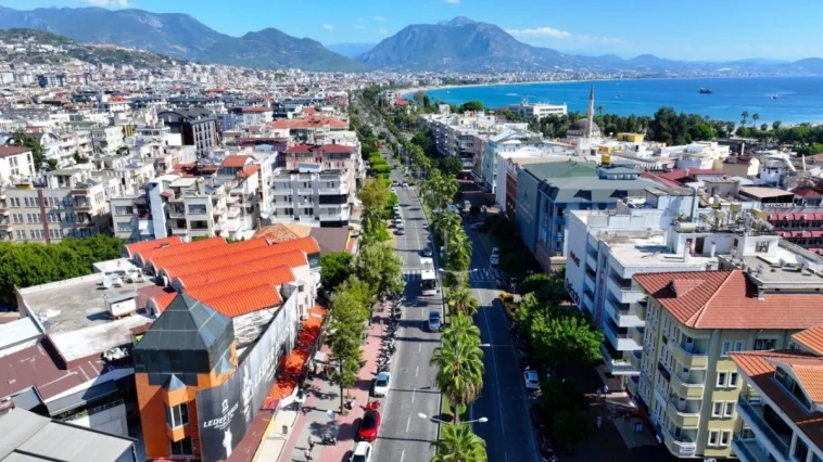 Alanya'nın kalbi Atatürk Caddesi yenileniyor