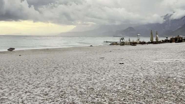 Antalya 15 dakikada kışı yaşadı
