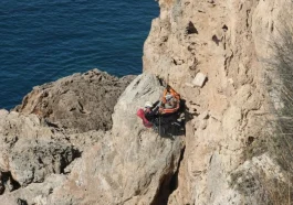 Antalya falezlerinde zorlu kurtarma operasyonu