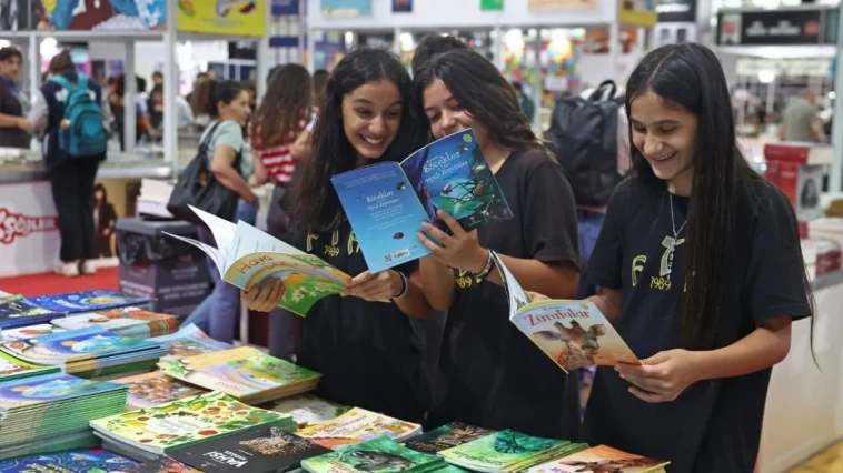 Antalya Kitap Fuarı’na öğrencilerden yoğun ilgi