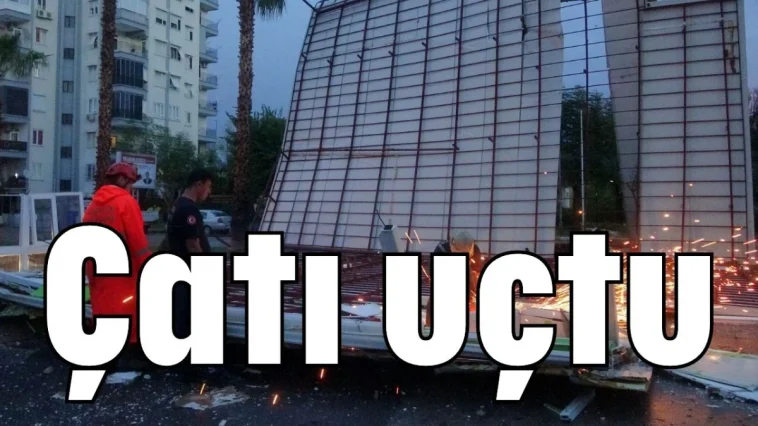 Antalya'da çatı uçtu