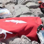Antalya’da dağcılar Zafer Bayramı’na özel Türk bayrağı açtı