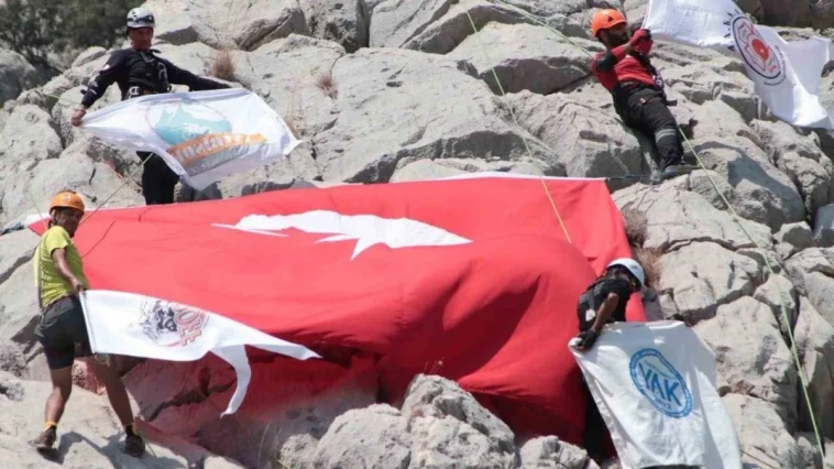 Antalya’da dağcılar Zafer Bayramı’na özel Türk bayrağı açtı