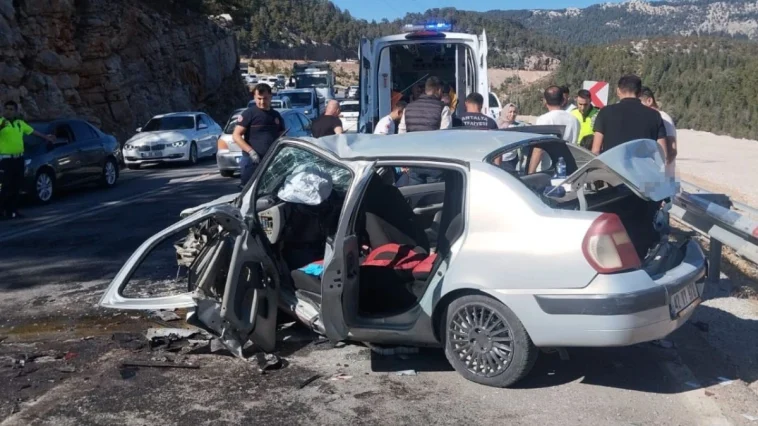 Antalya'da feci kaza: 4 yaralı
