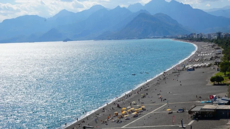 Antalya'da güneş yeniden yüzünü gösterdi, sahiller doldu