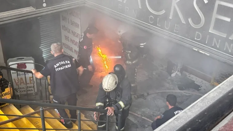 Antalya'da iş hanındaki yangın kısa sürede söndürüldü