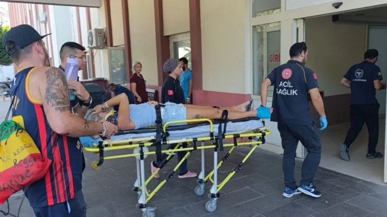 Antalya’da motosiklet devrildi: 2 turist yaralandı