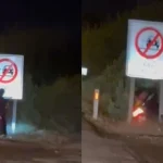 Antalya'da motosiklet sürücüsü yol kenarındaki uyarı levhasına kafasını çarptı