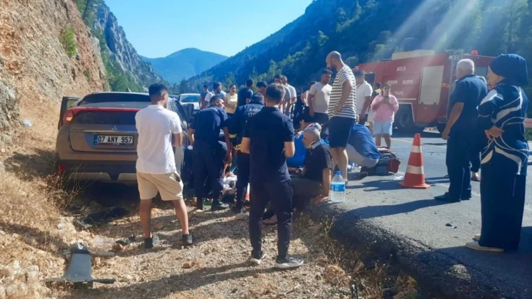 Antalya'da otomobil çekici ile çarpıştı: 5 yaralı