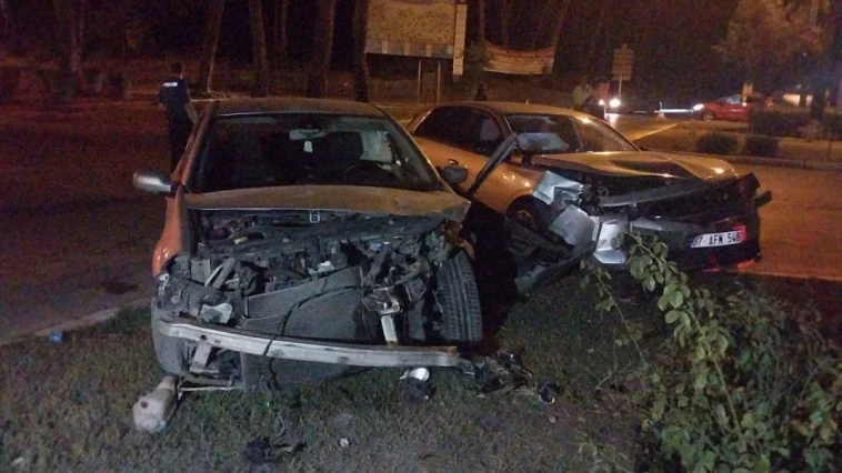 Antalya’da otomobiller çarpıştı: 5 yaralı