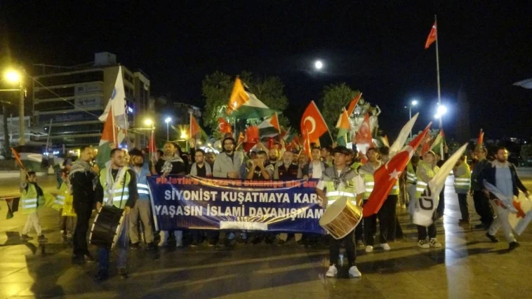 Antalya’da Özgürlük Filosuna destek yürüyüşü