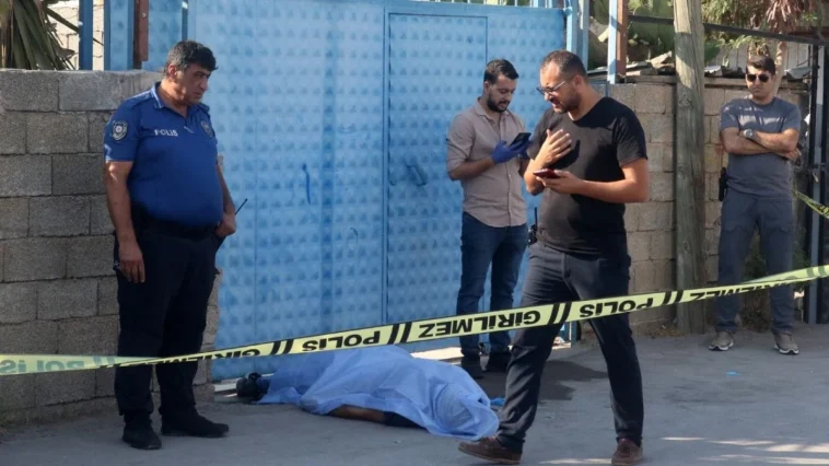 Antalya'da sokakta erkek cesedi bulundu