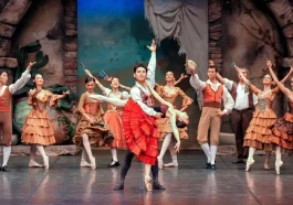 Aspendos'ta perde açılıyor