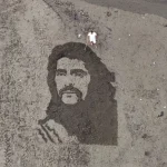 Barış Manço'nun resmini tırmıkla Alanya sahillerine işledi