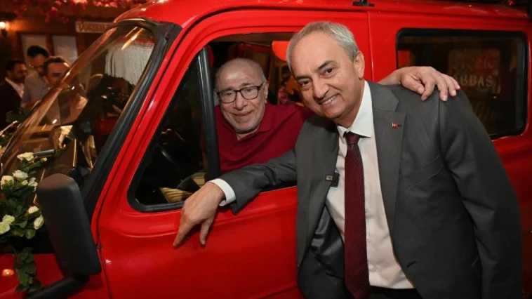 'Çiçek Abbas', yıllar sonra minibüsüyle buluştu