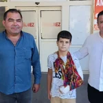 Düşüp kolunu kıran çocuğu aracına alıp hastaneye yetiştirdi