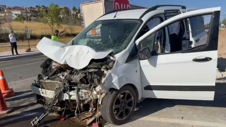 Elmalı'da tır ile ticari araç çarpıştı