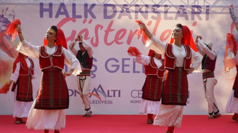Halk danslarının kalbi Konyaaltı’nda attı