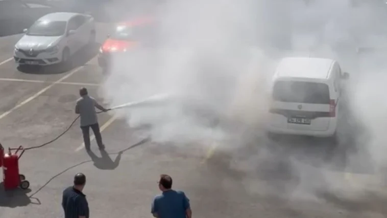 Hastane otoparkında otomobil yandı