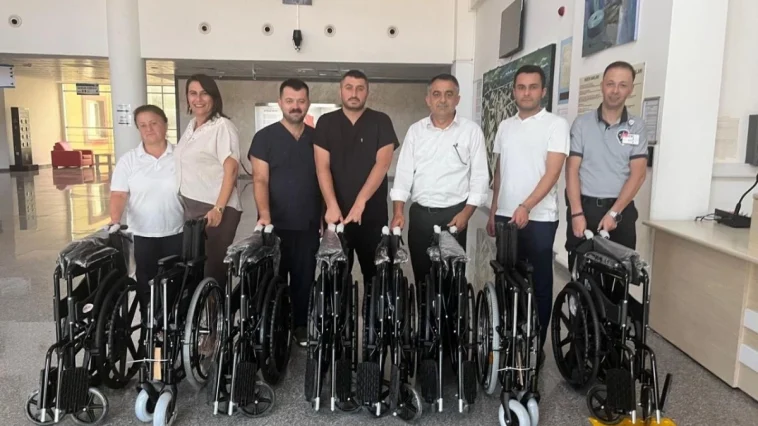 Hayırsever çift 8 adet tekerlekli sandalye bağışladı