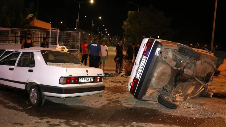 İki otomobil çarpıştı 4 kişi yaralandı