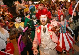 Kaleiçi sokaklarında büyüleyici kortej geçişi