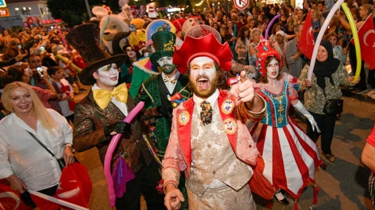 Kaleiçi sokaklarında büyüleyici kortej geçişi